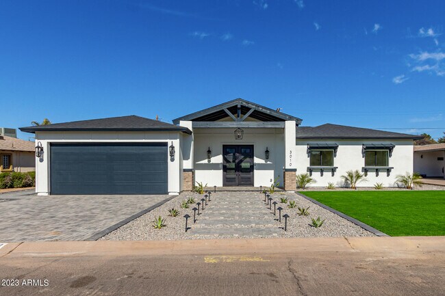 Building Photo - 3010 E Glenrosa Ave