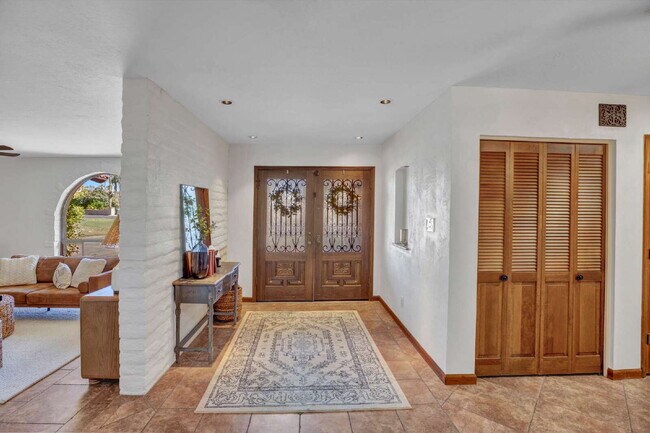 Foto del edificio - Rare Arcadia Proper Five  Bedroom Home now...