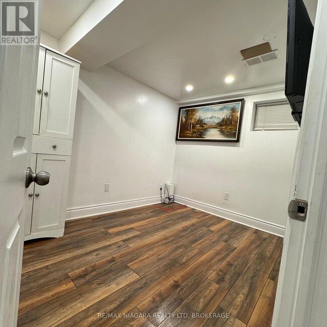 Photo du bâtiment - 844A Danforth Rd