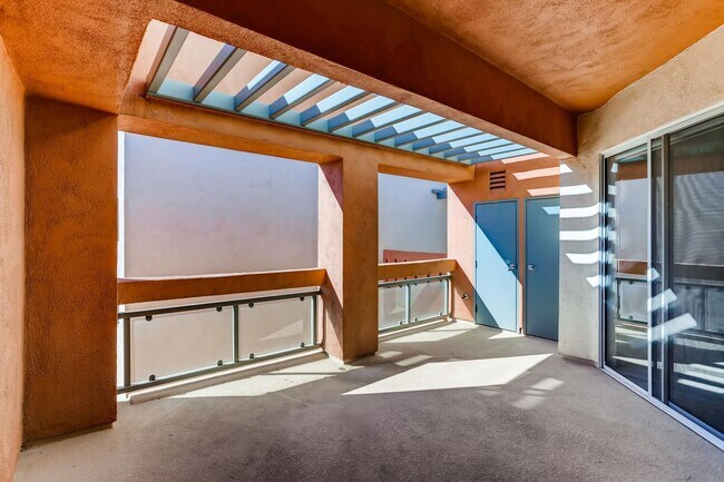 Foto del edificio - Luxury Park Avenue Mid-Rise on 5th Floor, 1 Bedroom HUGE Balcony!
