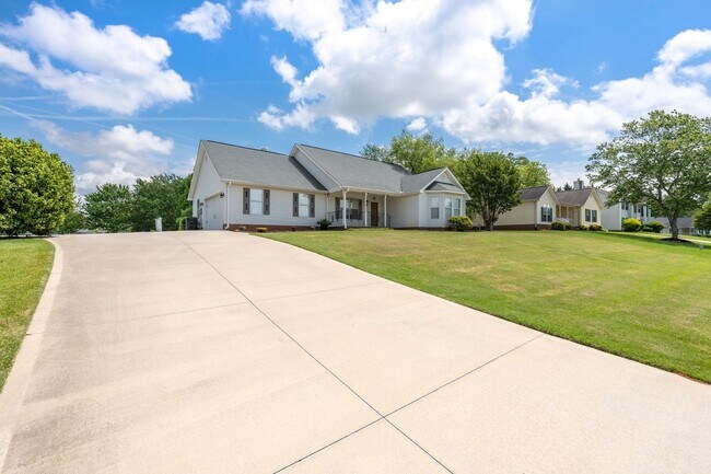 Foto del edificio - Spacious 3 Bedroom Home Near Downtown Greer with Large Backyard and 2-Car Garage.