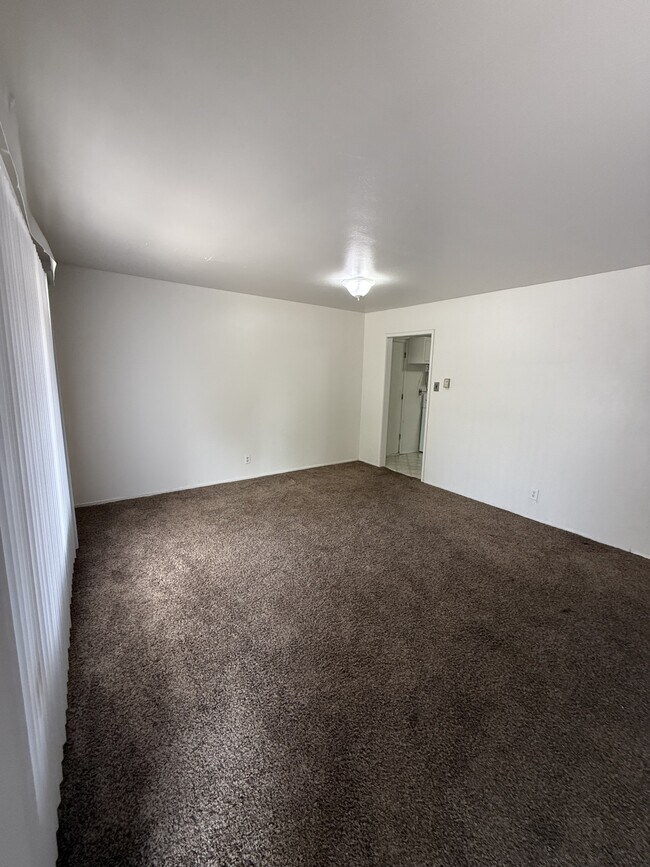 Building Photo - 1612 Hendola Dr NE
