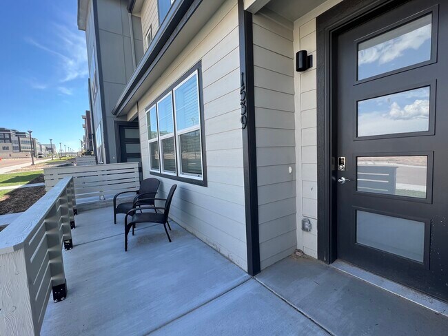 Building Photo - 1539 Spring Water Pt