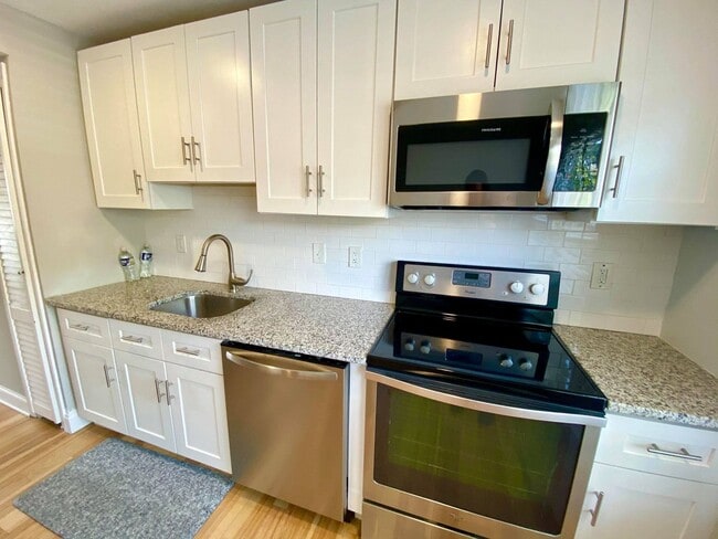 Building Photo - Charming 3 Bedroom/ 1.5 Bathroom Townhome ...