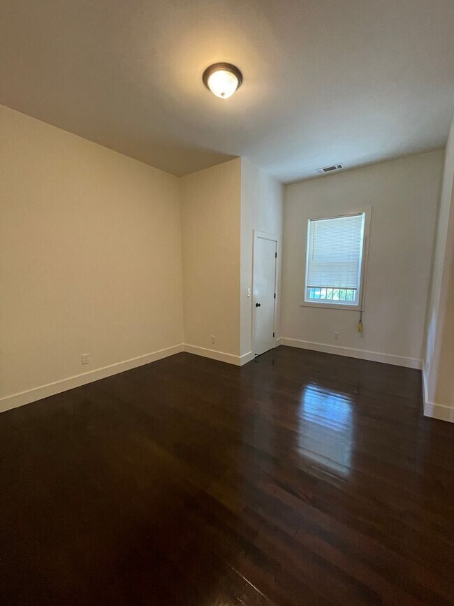 Foto del edificio - 1/2 Off First Month's Rent, 3Bdrm, 1Bath