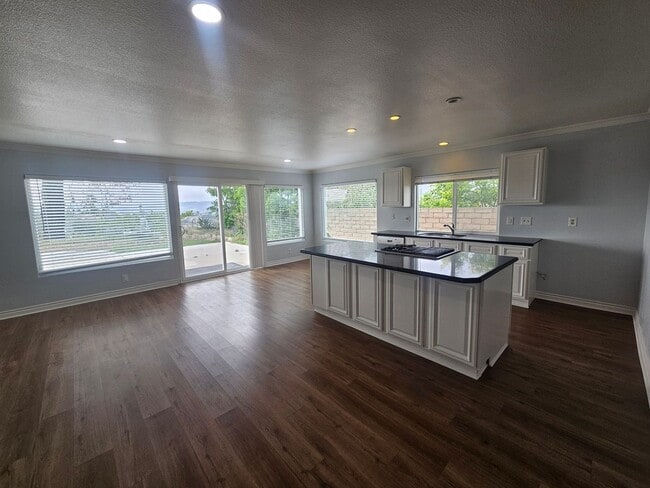Building Photo - 4 bed 2 bath house