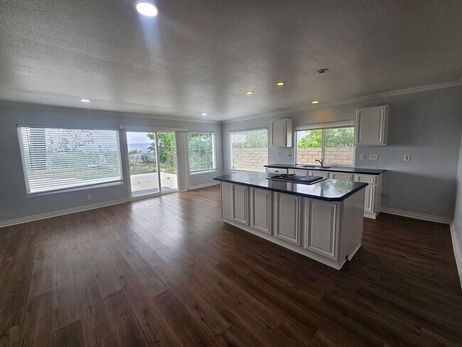 Foto del edificio - 4 bed 2 bath house