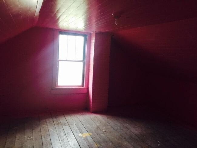 Building Photo - Out of City Limits! - $585 Month / $1,200 ...