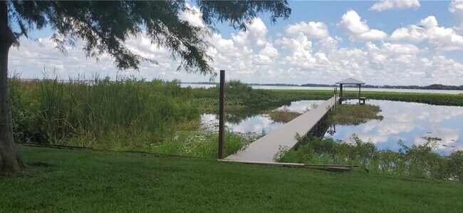 Foto del edificio - 19 Windy Point Rd