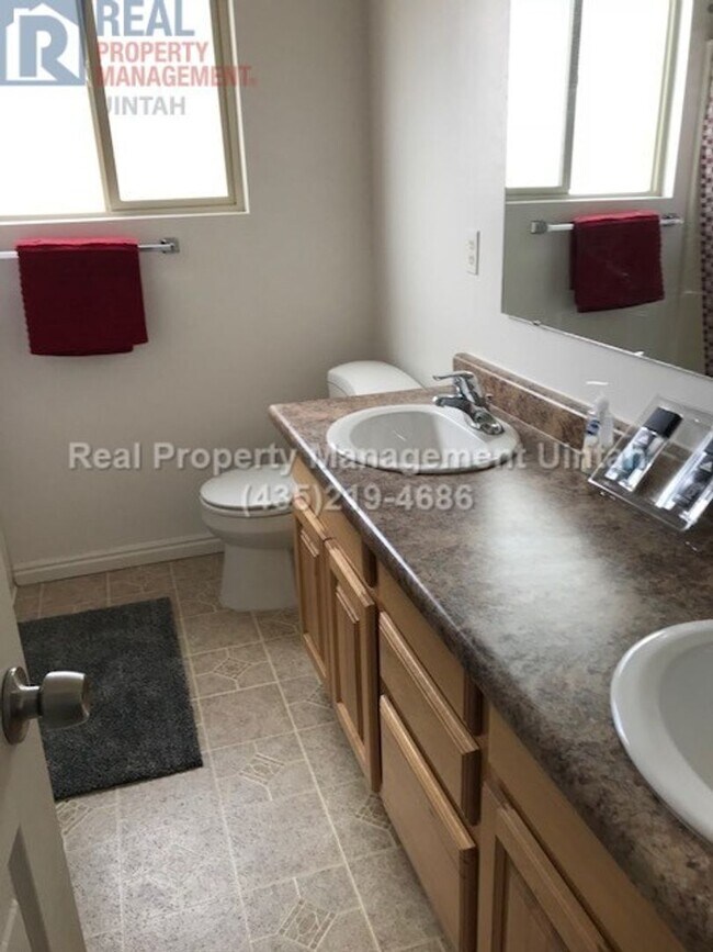 Building Photo - 3 bedroom 1.5  bath Town home