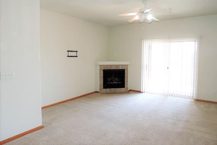 Foto principal - $1,300 | 2 Bedroom, 1 Bathroom Condo | Pet...