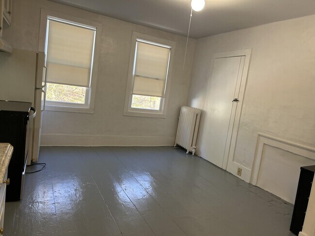 Building Photo - 294 Pleasant St