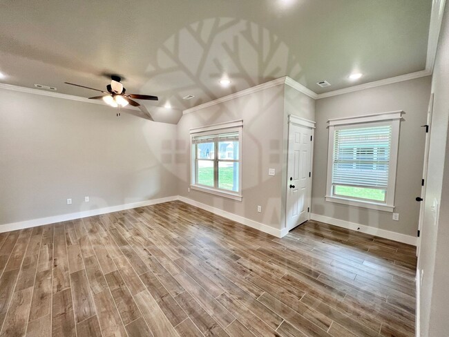Building Photo - 579 Bradford Dr