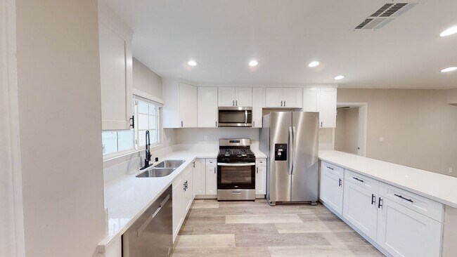 Building Photo - 6BD/2BA on Ewing!