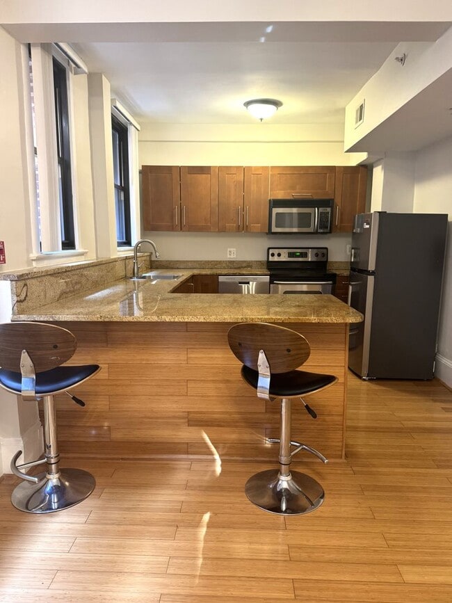 Foto del edificio - Centrally Located 1BR/1BA Apartment in Adams Morgan – Bright, Modern & Walkable!
