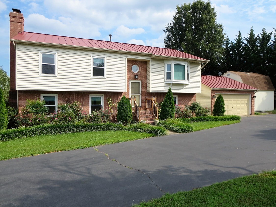 Primary Photo - 1000 Dewberry Dr