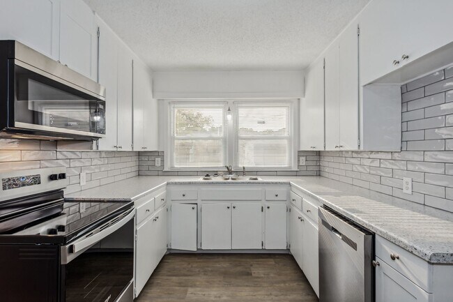 Foto del edificio - Spacious 4 bedroom home with 2 car garage