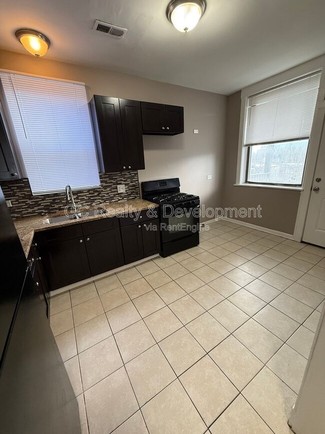 Building Photo - 609 E 60th St