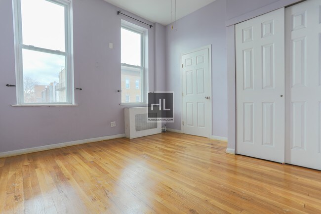 Building Photo - Spacious 3 Bedroom w/ Separate Kitchen!