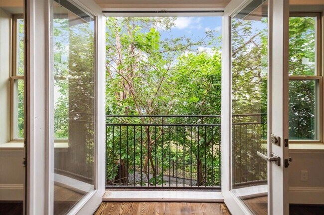 Foto del edificio - 1230 W 25th St