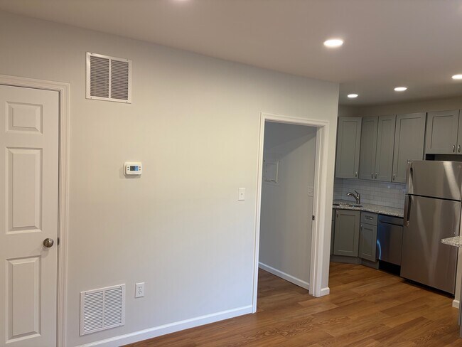 Building Photo - 15 E Read St