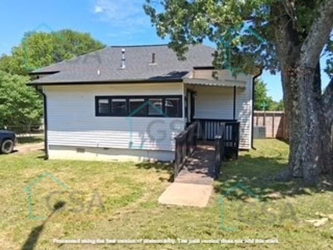 Building Photo - 2 Bedroom 1 Bath Available!