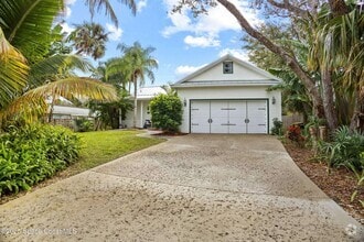 Building Photo - 225 Pelican Dr