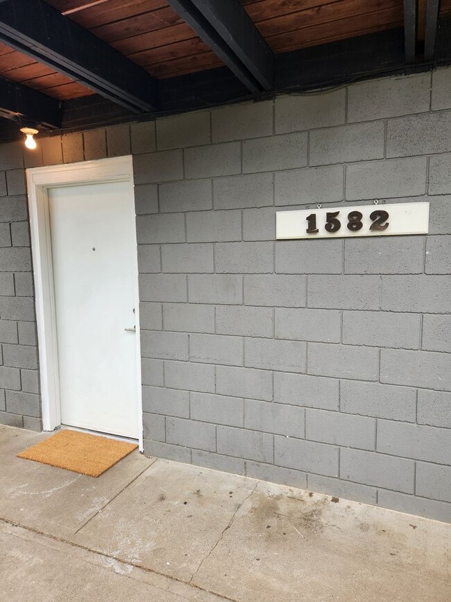 Building Photo - 1580-1584 SW Thomsen Ave