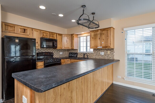 Building Photo - 5051 Country Pl