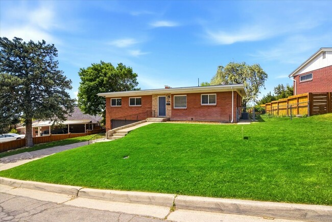 Building Photo - 3036 Sequoia Dr