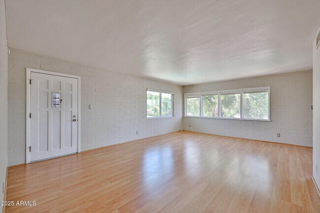 Foto del edificio - 6544 N 12th St