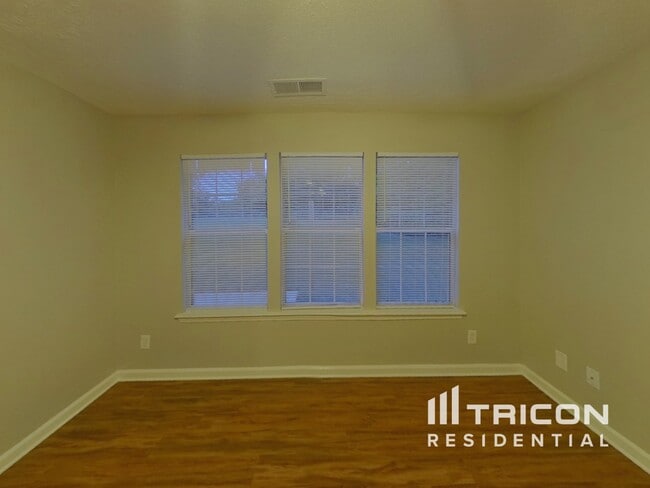 Building Photo - 9605 Kenneth Glenn Dr