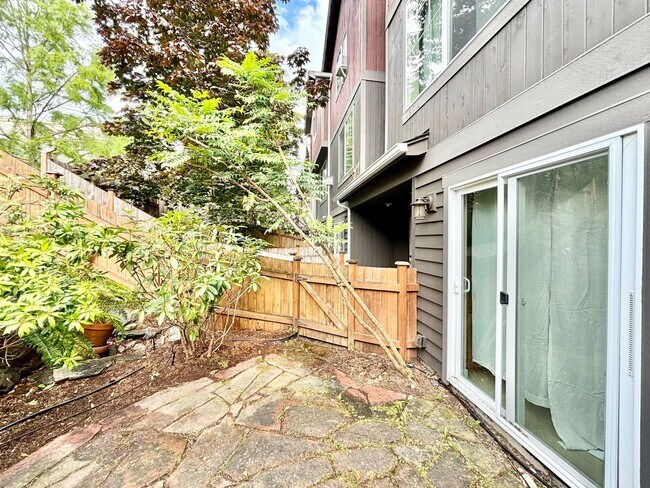 Building Photo - Stunning Tri-Level Townhome in Seattle’s V...