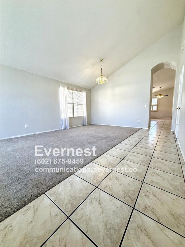 Foto del edificio - 1335 E Century Ave