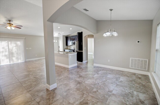 Building Photo - 181 Willow Dr