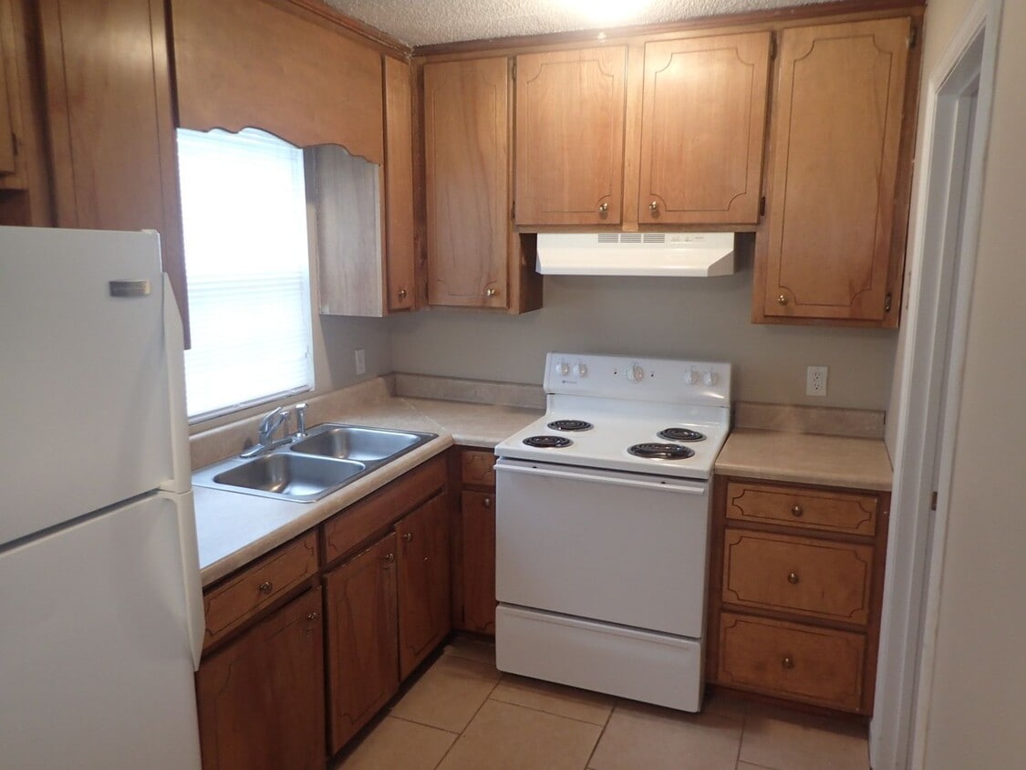 Building Photo - Nice Townhome Located in Adel