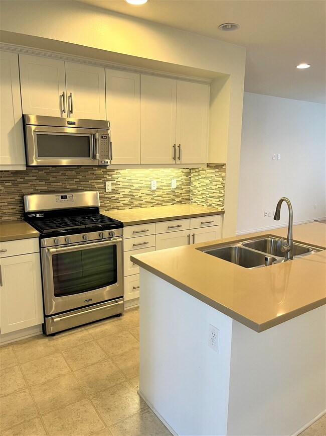 Building Photo - 5553 Coral Dr