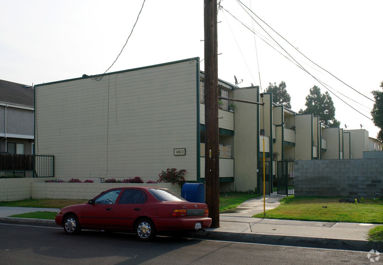 Foto del edificio - 14612 Larch Ave