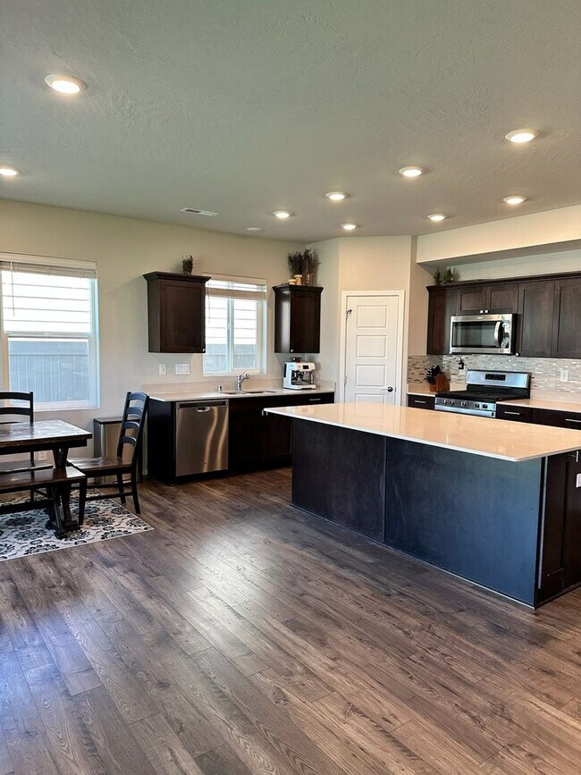 Building Photo - Modern and Spacious 5BR House in North Spo...