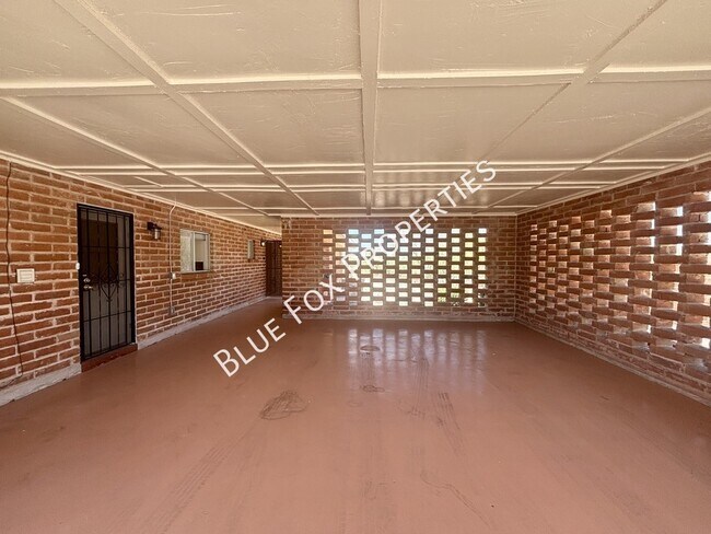 Foto del edificio - 900 E Vía Lucitas-