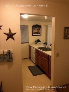 Building Photo - Bright 2 Bedroom 1 Bath in Great Location!