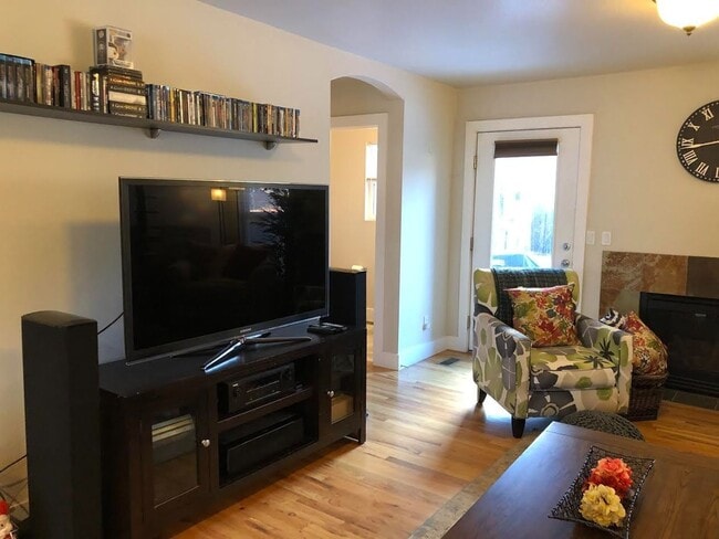 Foto del edificio - Charming 2br 1.5ba Two Level Condo in Dist...