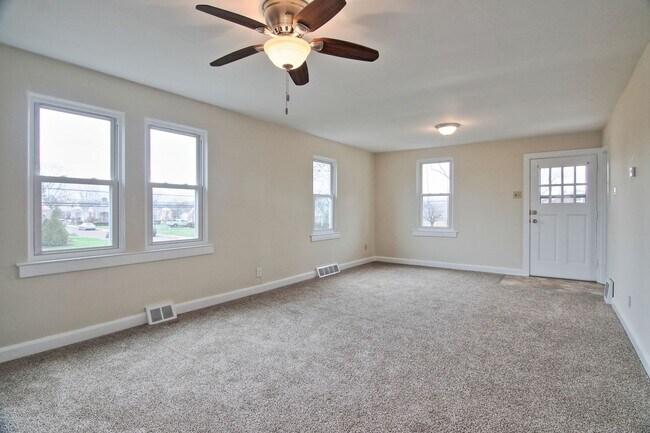 Building Photo - Charming Single Home Available Now!