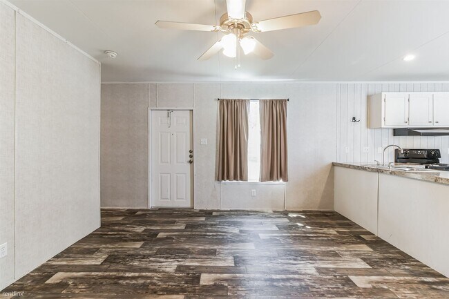 Building Photo - 3 br, 2 bath Mobile Home - 105 East Briar ...