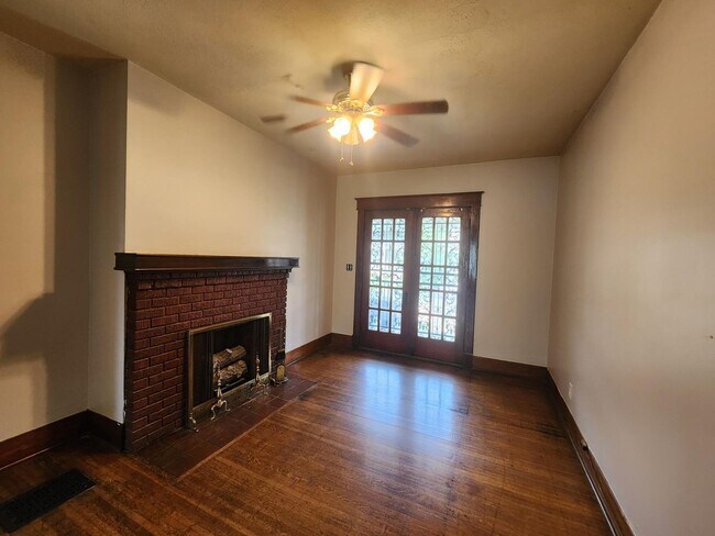 Building Photo - 2 Bedroom 1 Bath Updated Home in Louisville