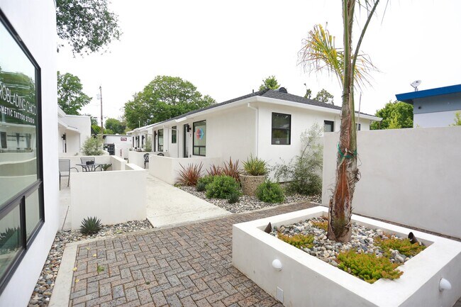 Foto del edificio - 1731 Esplanade Rd