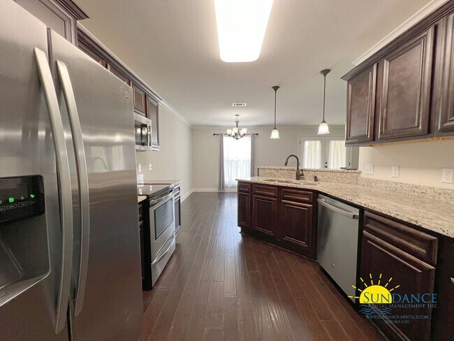 Building Photo - Stunning 3 Bedroom Home in Shalimar!