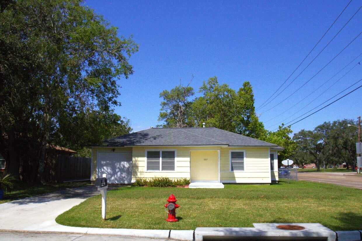 Primary Photo - 1117 Chevy Chase