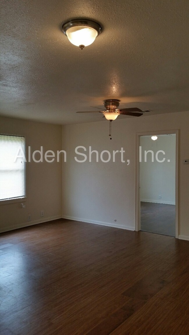 Building Photo - 6830 Red Bud Dr