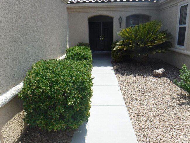 Building Photo - Sun City Anthem home right on the golf course!